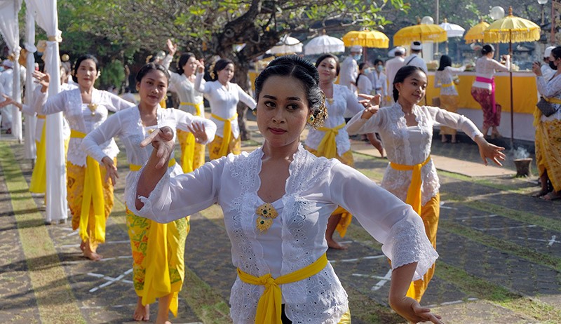 Umat Hindu Bali Sembahyang Hari Raya Saraswati - Bagian 1