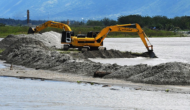 Pasir Sungai Palu Dikeruk untuk Antisipasi Banjir - Bagian 1
