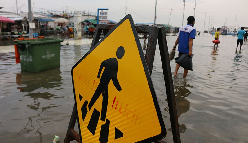 Banjir Rob Kembali Rendam Pelabuhan Kali Adem Jakarta - Bagian 4