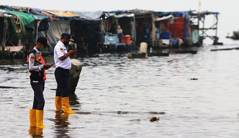 Banjir Rob Kembali Rendam Pelabuhan Kali Adem Jakarta - Bagian 3
