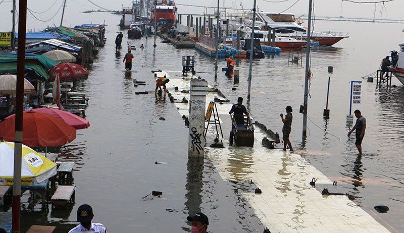 Banjir Rob Kembali Rendam Pelabuhan Kali Adem Jakarta - Bagian 2