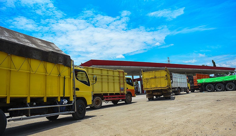 Solar Langka, Kendaraan Antre Panjang di SPBU Palembang Bikin Macet - Bagian 2