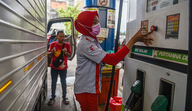 Solar Langka, Kendaraan Antre Panjang di SPBU Palembang Bikin Macet - Bagian 4