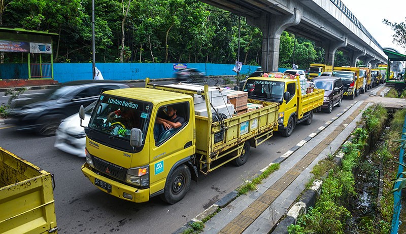 Solar Langka, Kendaraan Antre Panjang di SPBU Palembang Bikin Macet - Bagian 1