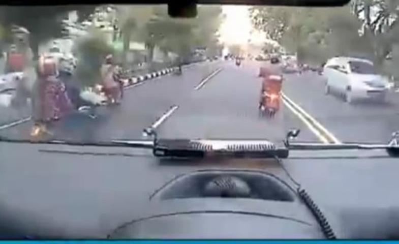 Viral Aksi Cewek Berhijab di Karanganyar Bantu Buka Jalan Ambulans Menembus Kemacetan