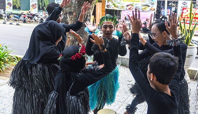Penampilan Seni Warnai Peringatan Hari Teater Sedunia di Palembang  - Bagian 2