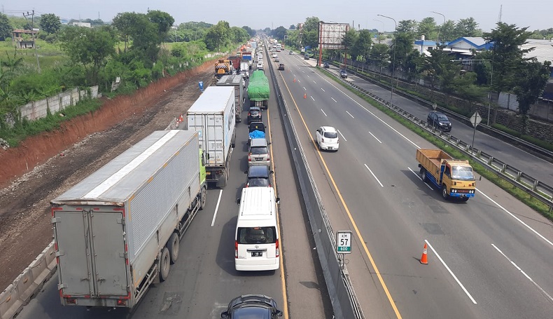 Jalan Tol Cikampek Karawang Macet Parah, Polisi Berlakukan Contraflow