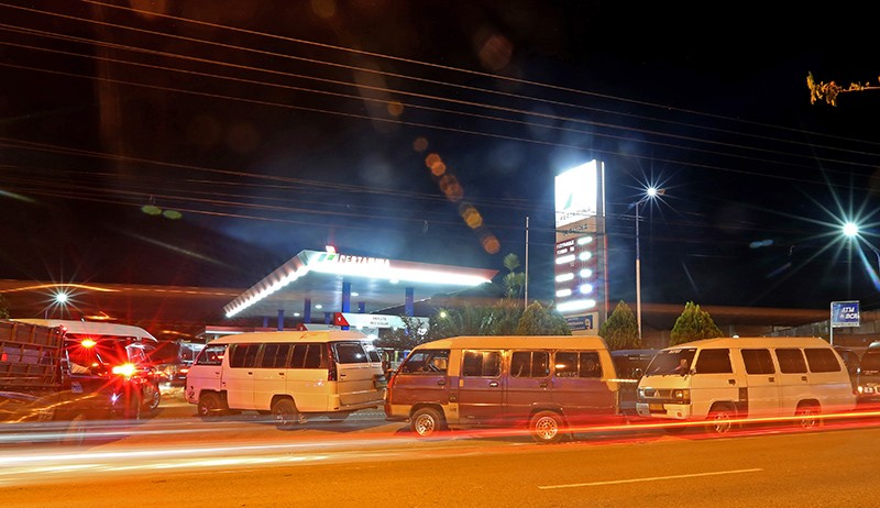 Antrean Panjang Kendaraan Isi BBM Solar hingga Malam Hari di Aceh - Bagian 1