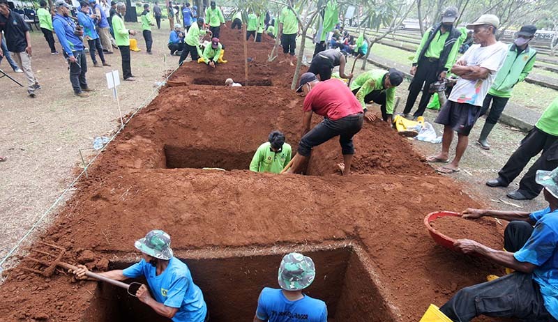 Petugas TPU Adu Cepat Gali Kubur, Pemenang Dapat Rp5 Juta - Bagian 1