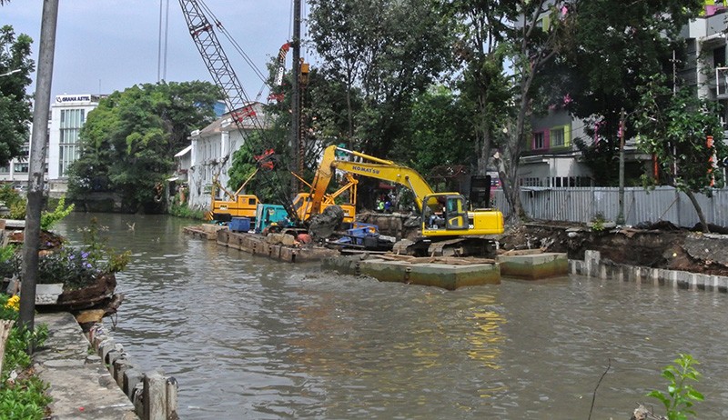 Pemasangan Turap Kali Ciliwung Antisipasi Banjir - Bagian 1