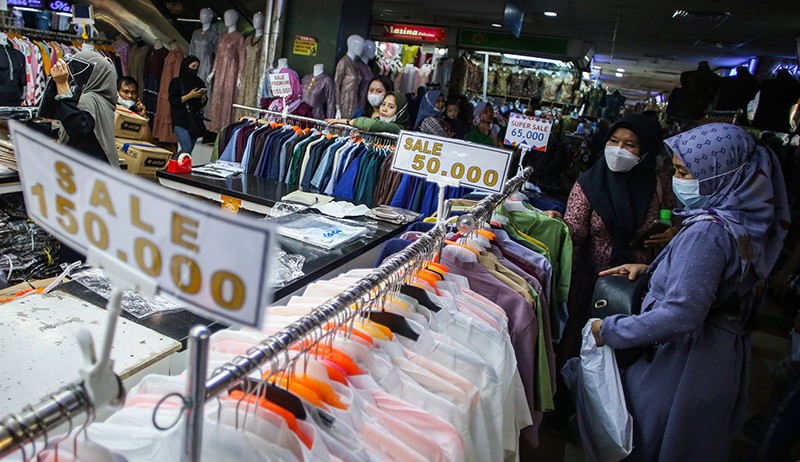 Pasar Tanah Abang Ramai Pembeli Jelang Bulan Ramadan - Bagian 2