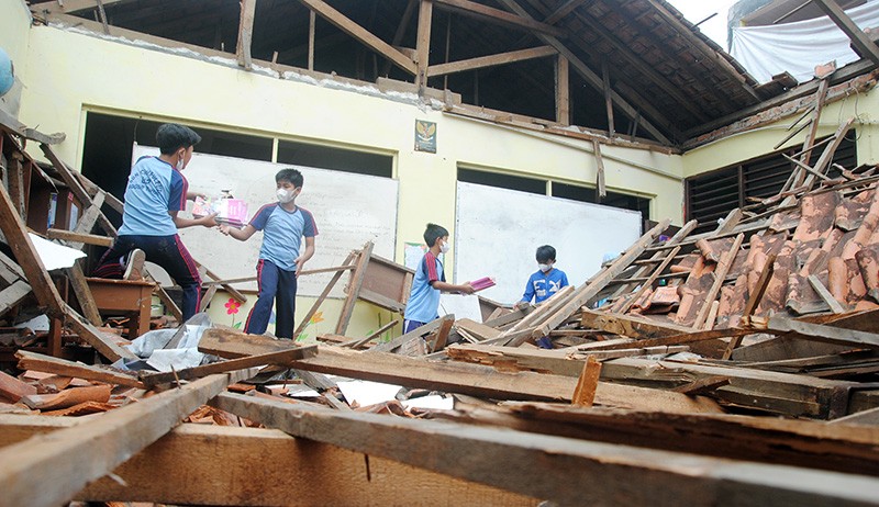 Rangka Keropos, Atap Bangunan Sekolah SD di Bogor Ambruk - Bagian 1