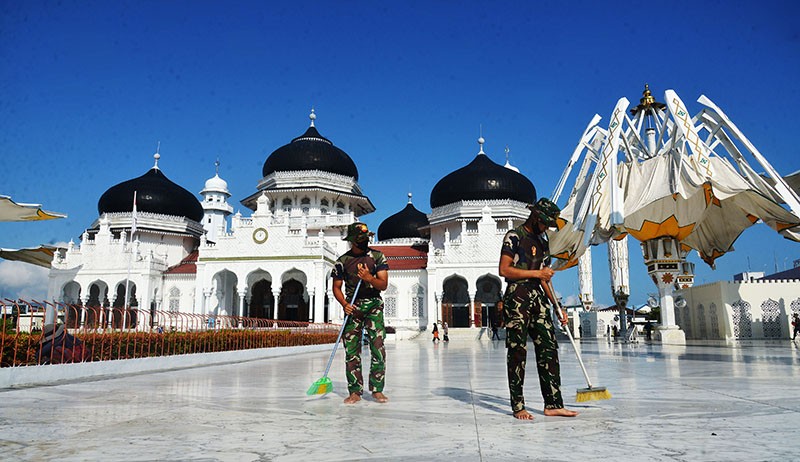 Prajurit TNI Bantu Bersihkan Masjid Raya Baiturrahman Aceh Sambut Ramadan - Bagian 1