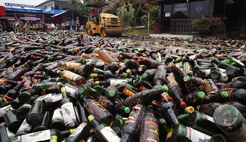 Jelang Ramadan, Ribuan Botol Miras Dimusnahkan di Tangerang - Bagian 1