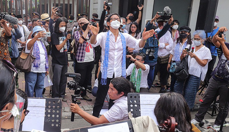 Serukan Perdamaian, Addie MS Gelar Orkestra di Depan Kedubes Rusia - Bagian 1