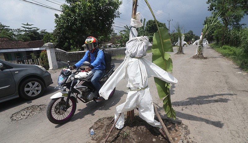 Protes, Warga Kediri Tanam Pohon Pisang dan Tebu di Tengah Jalan yang Rusak - Bagian 1