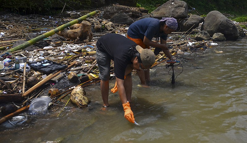 Air Sungai Ciwulan Terkontaminasi Mikroplastik Disebabkan Timbunan Sampah - Bagian 1