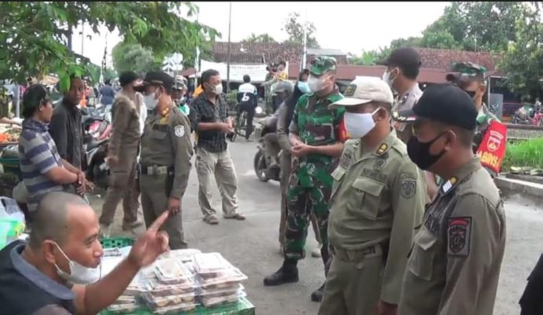 Pagi-pagi Satpol PP Bersitegang dengan Pedagang di Pasar Longopan Kendal, Ada Apa?