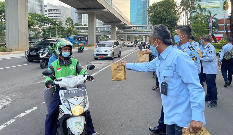 Bagi-Bagi Takjil Gratis dari Warga Binaan Lapas Jakarta untuk Masyarakat Umum - Bagian 1