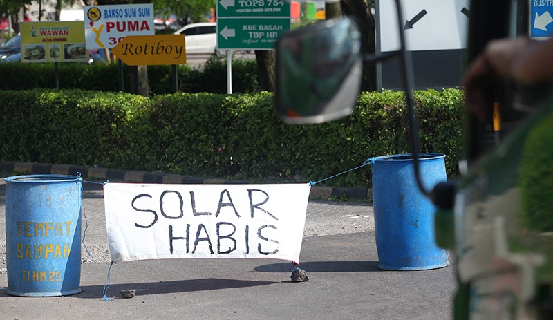 Kendaraan Antre Panjang Isi Solar di SPBU Rest Area Tol Surabaya-Gempol - Bagian 2