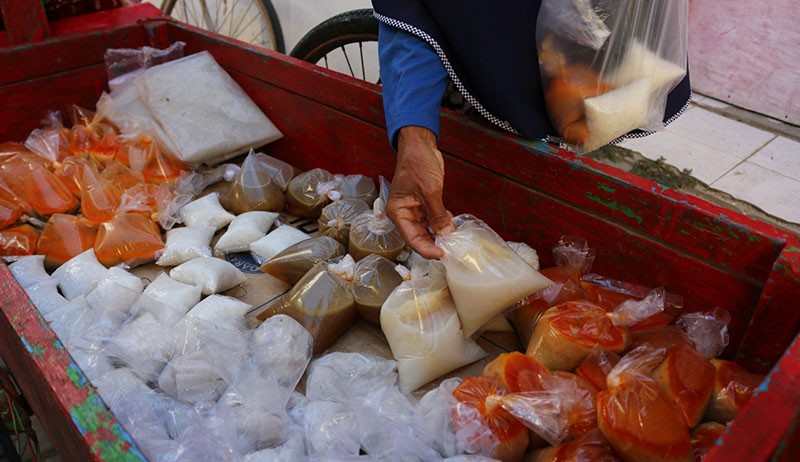 Pedagang Takjil Keliling Pulau Panggang Jual Aneka Menu Berbuka Puasa - Bagian 2