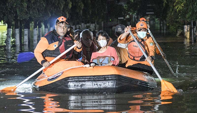 Permukiman Warga Jatibening Bekasi Terendam Banjir Hampir 1 Meter - Bagian 1