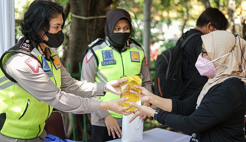 Vaksinasi Booster Berhadiah Minyak Goreng di Pasar Induk Kramat Jati - Bagian 4