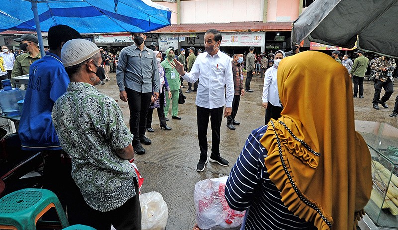 Temui Warga di Pasar Jambi, Presiden Jokowi Serahkan BLT Minyak Goreng - Bagian 1