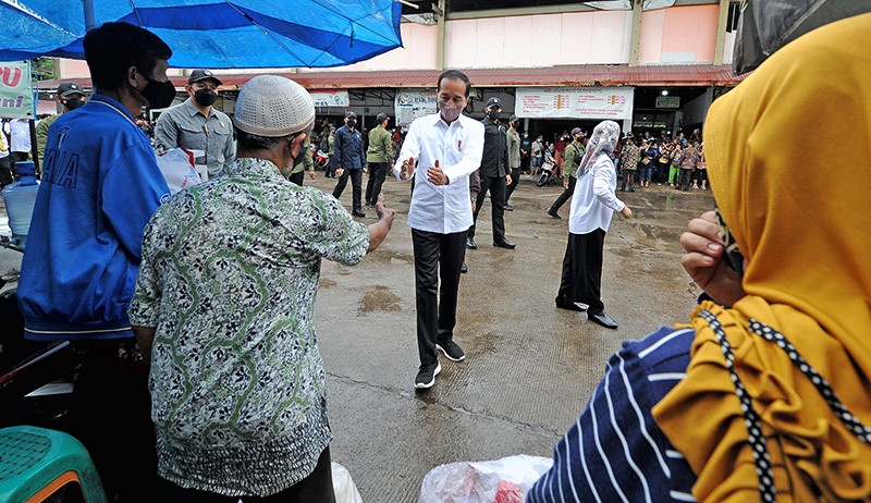 Temui Warga di Pasar Jambi, Presiden Jokowi Serahkan BLT Minyak Goreng - Bagian 2