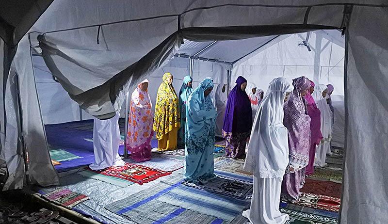 Suasana Ibadah pada Bulan Ramadan di Posko Pengungsian Gunung Semeru - Bagian 2