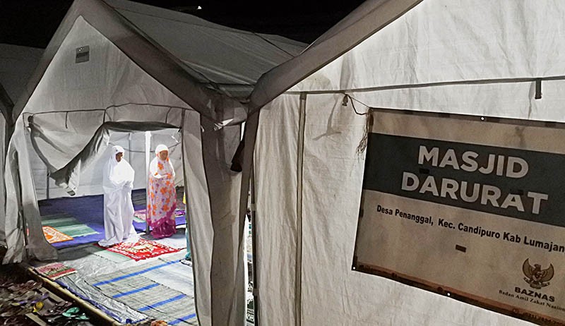 Suasana Ibadah pada Bulan Ramadan di Posko Pengungsian Gunung Semeru - Bagian 1