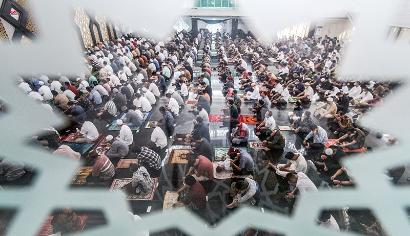 Salat Jumat Pertama Bulan Ramadan 1443 H Berlangsung Khusyuk - Bagian 1