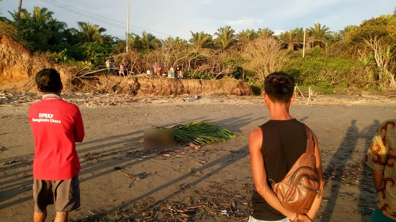 Terungkap! Ini Identitas Mayat Pria Bertato Joker di Pantai Alur Naga