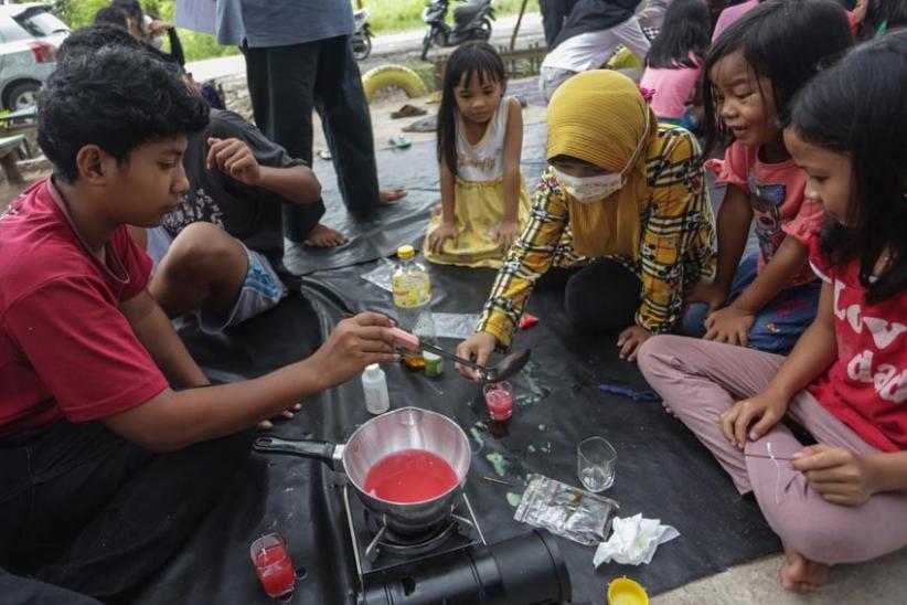  Begini Keseruan Anak-anak Belajar Membuat Lilin Berbahan Minyak Goreng Bekas - Bagian 1