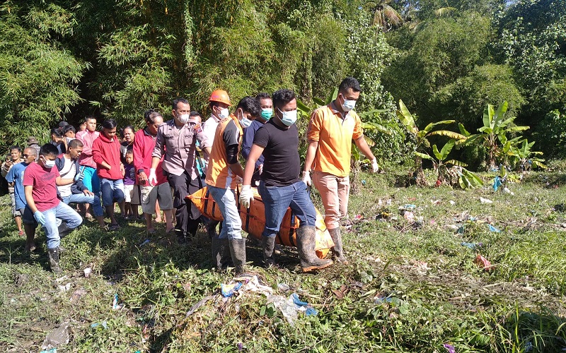 Geger Mayat Pria Tanpa Baju Ditemukan Telungkup di Kubangan, Identitas Masih Misterius