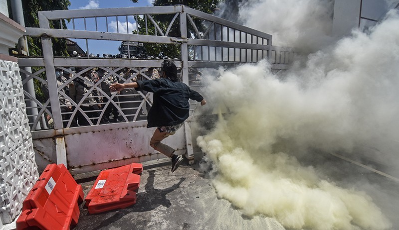 Aksi Mahasiswa Memanas di Berbagai Daerah, Massa Bakar Ban hingga Paksa Masuk Gedung DPRD - Bagian 2