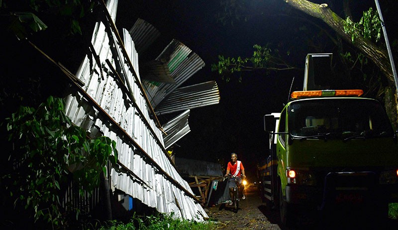 Bencana Angin Kencang di Madiun, Pohon dan Tiang Listrik Tumbang - Bagian 3
