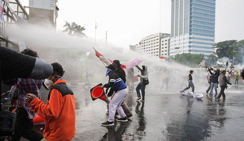 Aksi 11 April Rusuh di DPR, Massa Berhamburan Masuk Tol Dalam Kota - Bagian 1