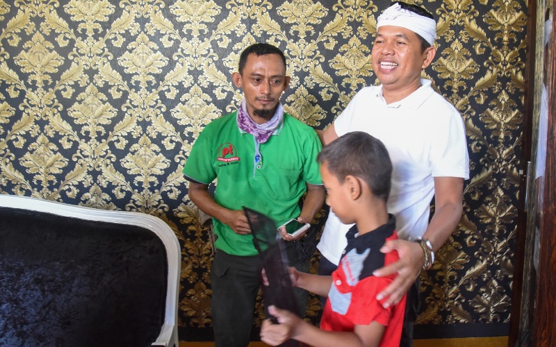 Perjuangan Rizky Bocah Kelas 2 SD Mahir Servis AC Bikin Dedi Mulyadi Menangis