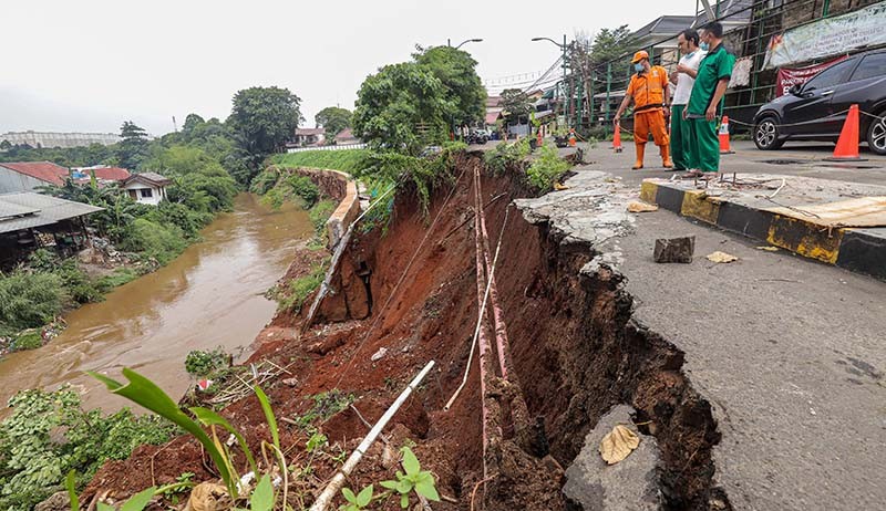 4 Motor Tertimbun Longsor di Bantaran Sungai Ciliwung - Bagian 1
