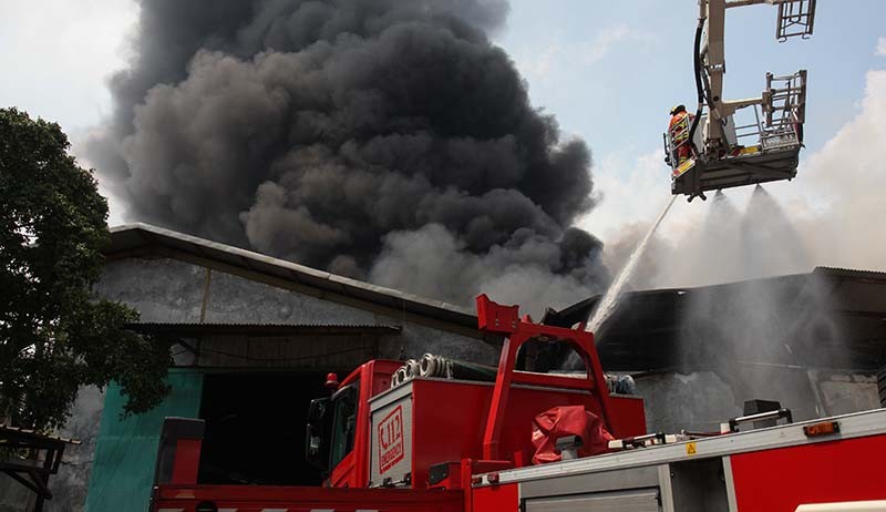 Gudang Penyimpanan Barang Elektronik Ludes Terbakar di Surabaya - Bagian 4