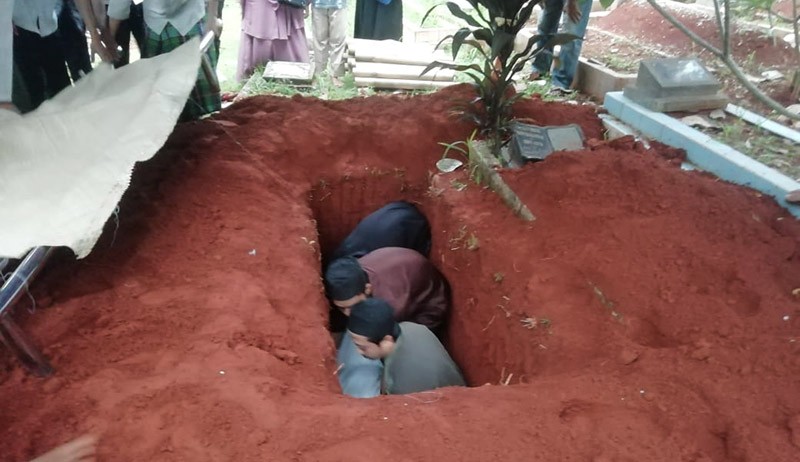 Suasana Pemakaman Jenazah Pedangdut Ona Sutra Nasution - Bagian 4