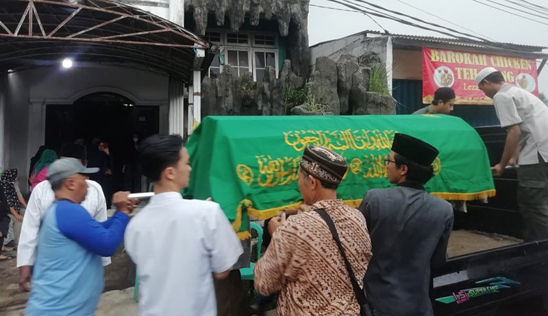 Suasana Pemakaman Jenazah Pedangdut Ona Sutra Nasution - Bagian 1