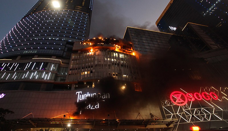 Tunjungan Plaza Surabaya Kebakaran, 3 Bronto Skylift Dikerahkan - Bagian 1