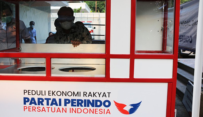 Partai Perindo Serahkan Bantuan Gerobak untuk Pedagang Sayur dan Siomai - Bagian 3