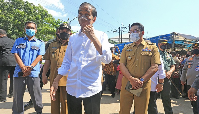 Presiden Jokowi Serahkan BLT Minyak Goreng kepada Warga Cirebon - Bagian 4