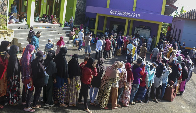 Warga Ciamis Antre Ambil BLT Minyak Goreng dan Bantuan Sembako - Bagian 1