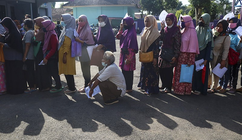 Warga Ciamis Antre Ambil BLT Minyak Goreng dan Bantuan Sembako - Bagian 3