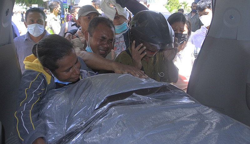 Isak Tangis Keluarga Sambut Kedatangan 18 Jenazah Korban Kecelakaan Maut Asal NTT - Bagian 1