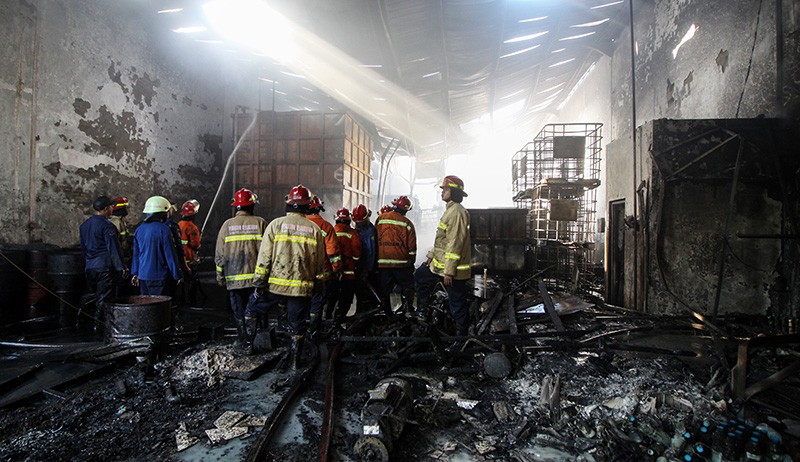 Kebakaran Gudang Penyimpanan Oli Bekas di Sidoarjo, 1 Petugas Damkar Terluka - Bagian 2